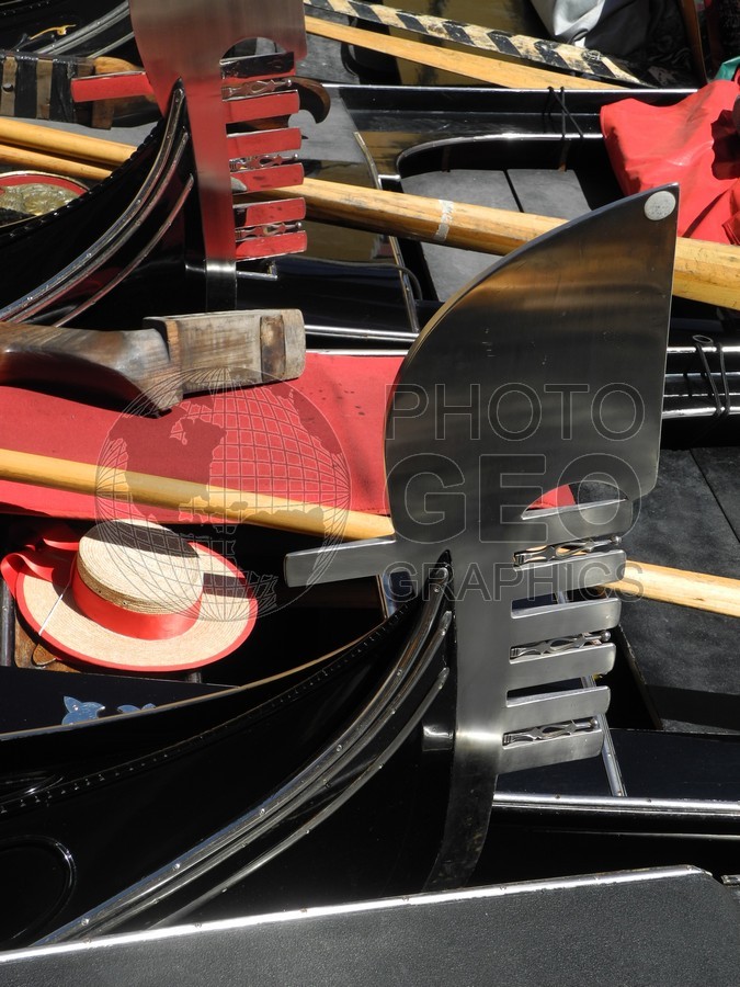 6472 Straw Hat on Gondola, Venice, Italy