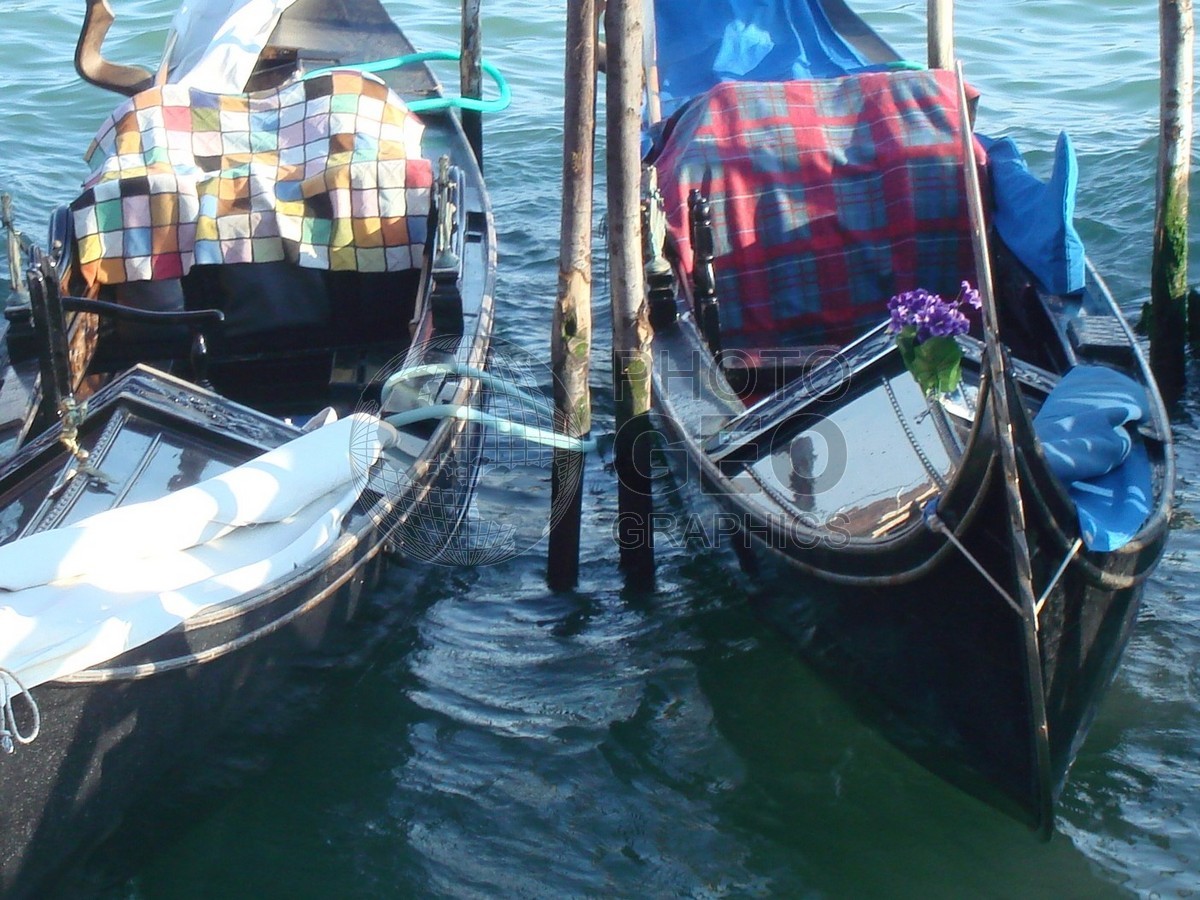 6547 Blankets on Gondola Seats, Venice, Italy
