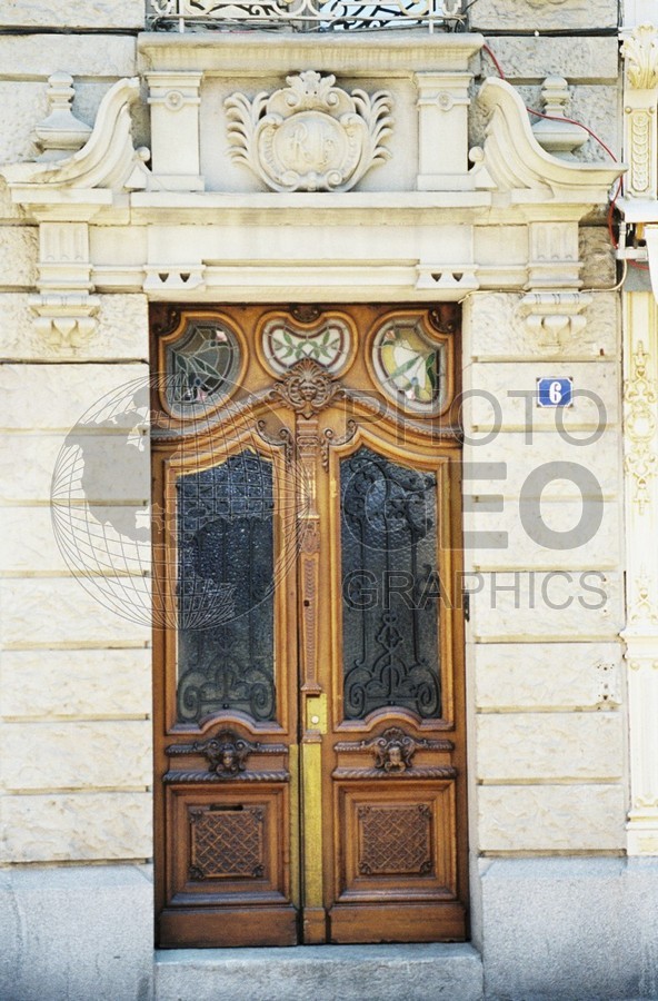 0433 Door, Avignon, France