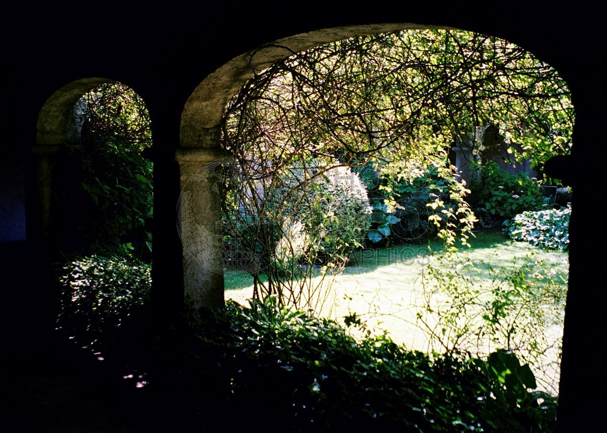 0451 Arches and Garden, Mionnay, France