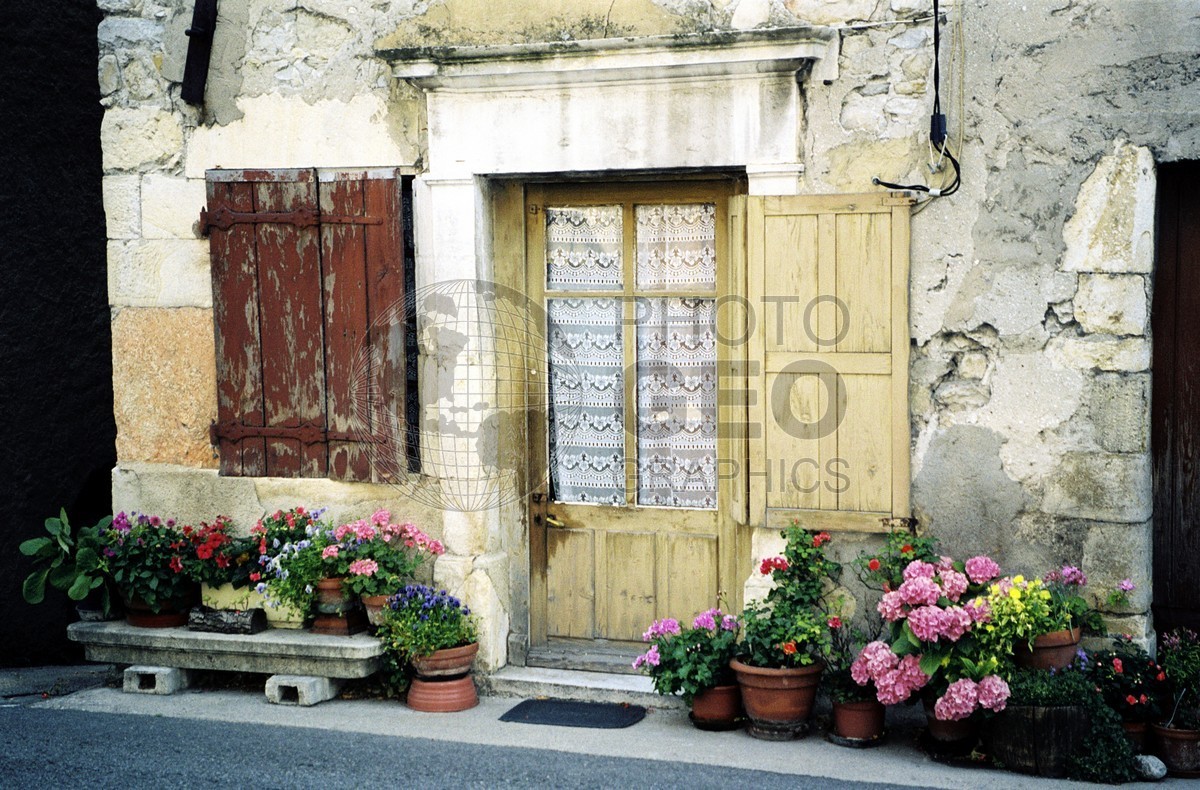 0461 Doors & Shutters, Baix, France