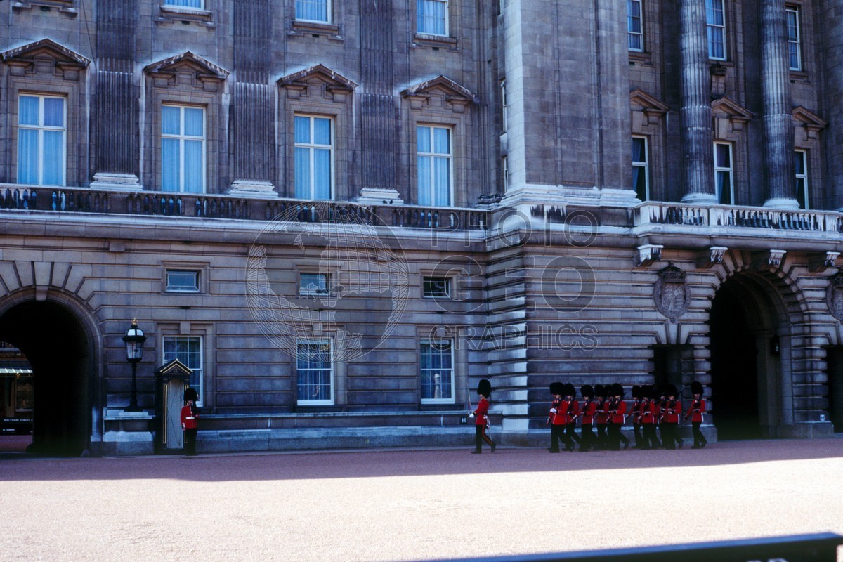 0964 Changing of Guard, London, England