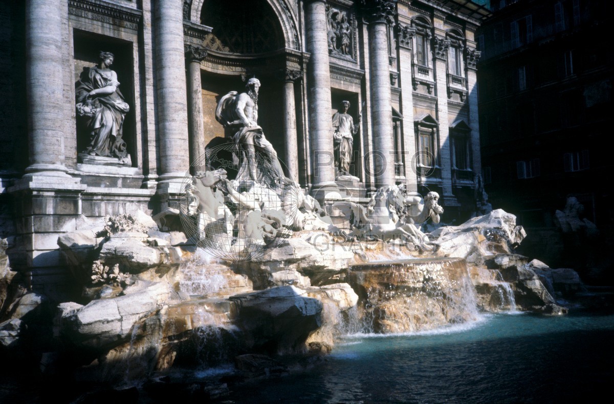 0989 Trevi Fountain, Rome, Italy
