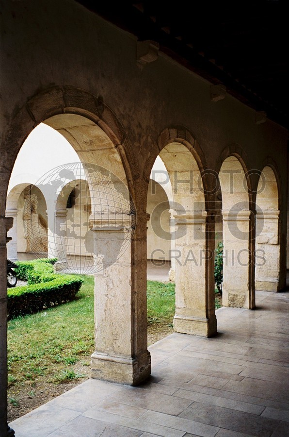 1007 Arches, Beaune, France