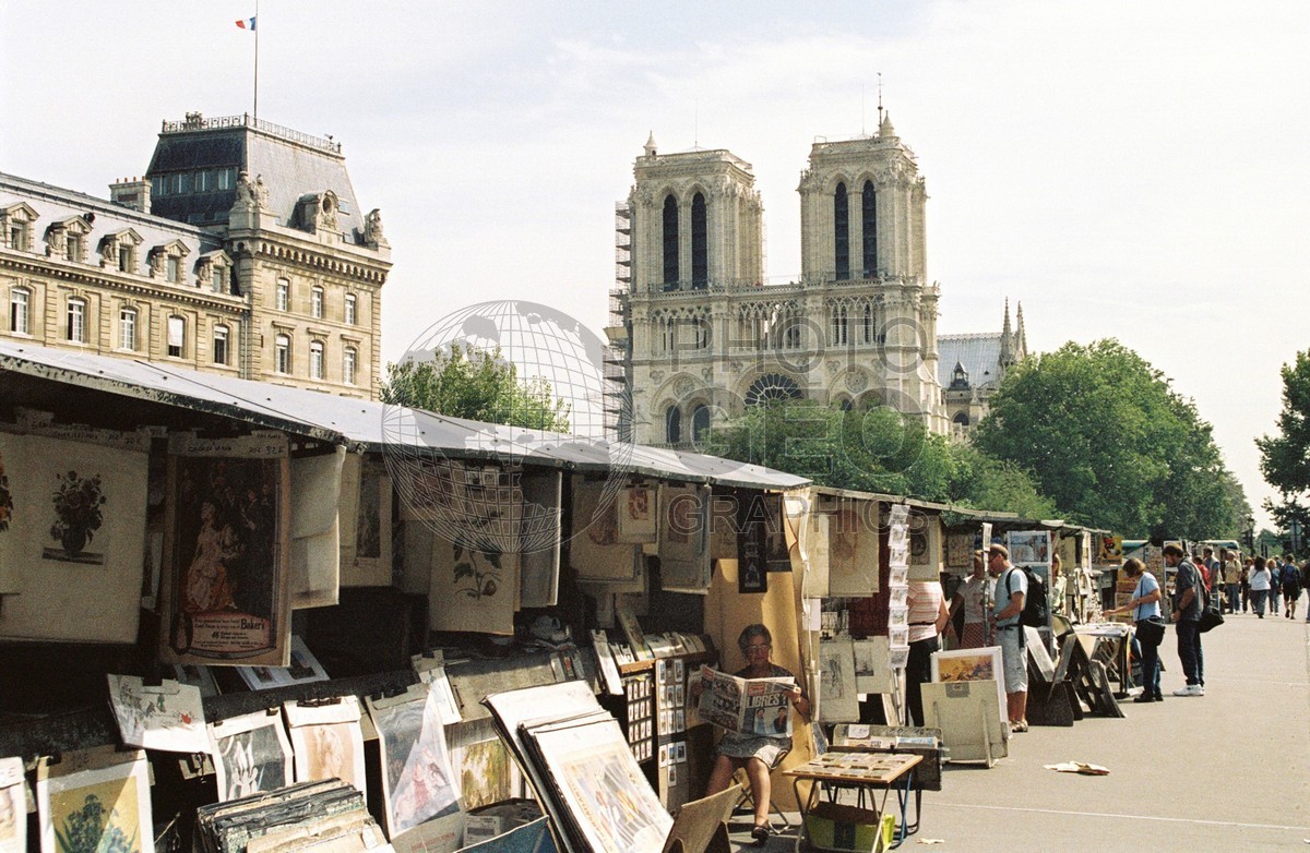 1395 Art Stalls, Paris, France