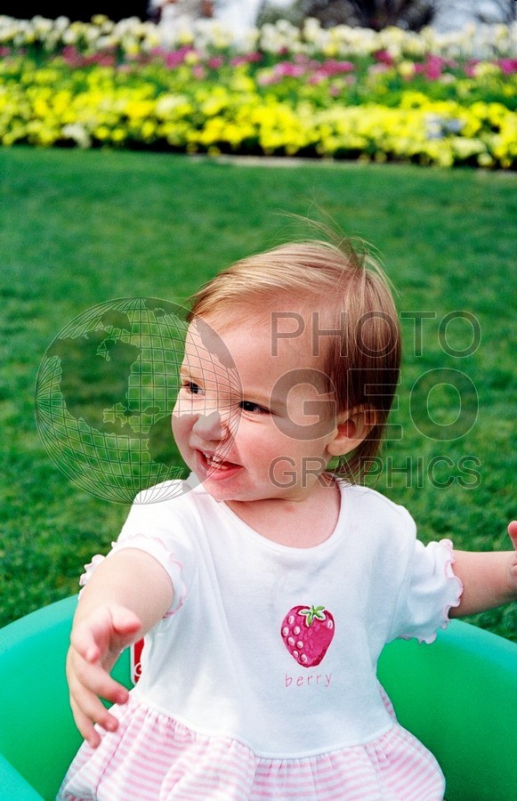 5022 Baby with Spring Flowers