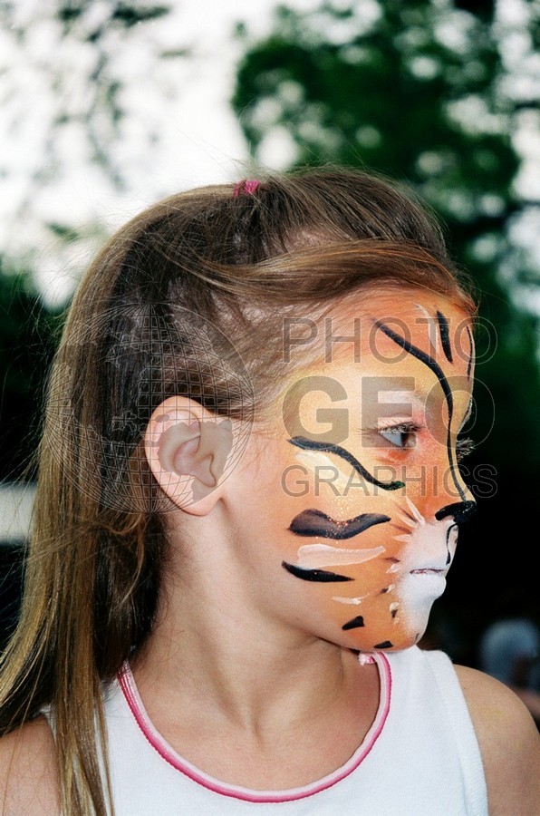 5043 Girl with Face Painted