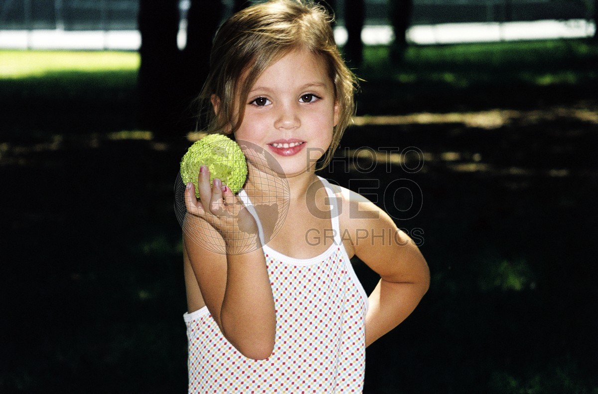 5089 Girl with Horse Apple