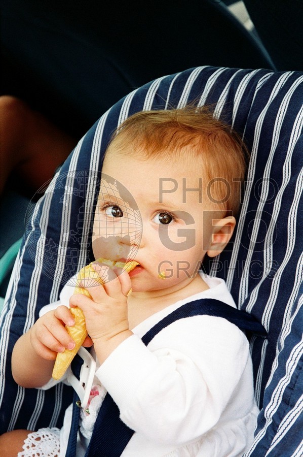 5103 Baby with Ice Cream Cone
