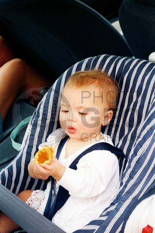 5104 Baby with Ice Cream Cone