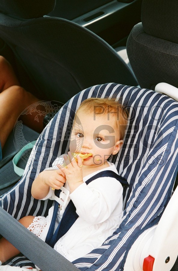 5105 Baby with Ice Cream Cone