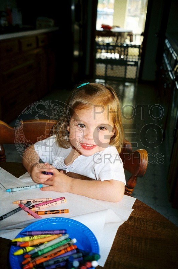 5133 Smiling Girl with Crayons