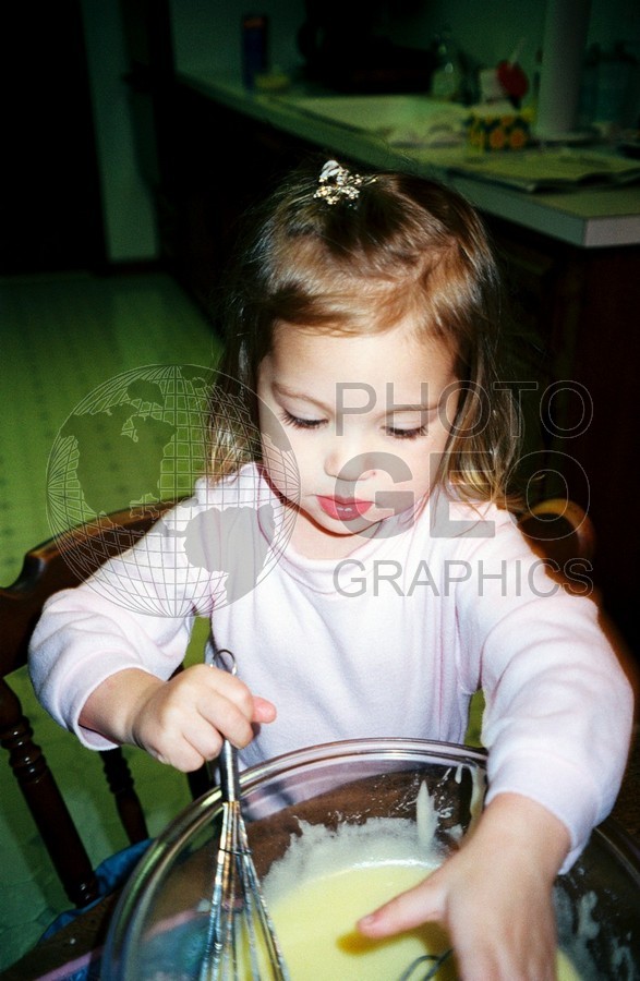 5135 Girl with Mixing Bowls