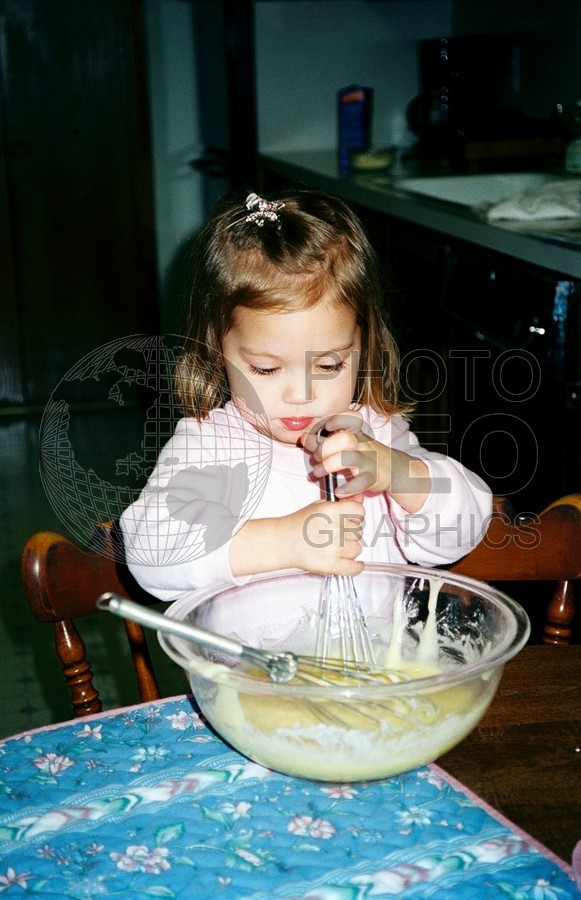 5136 Girl with Mixing Bowls
