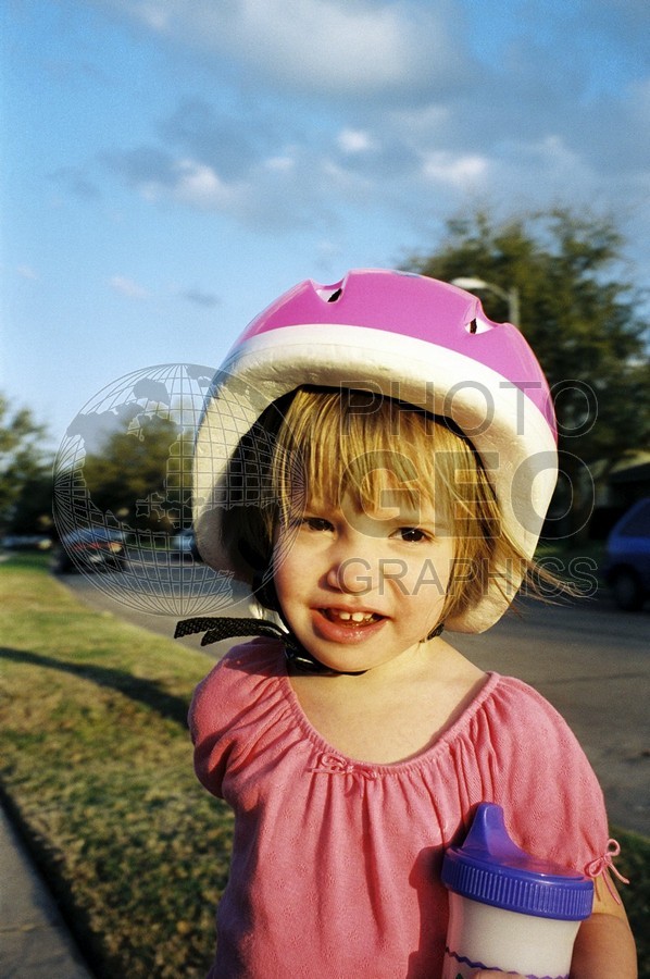 5176 Girl with Pink Helmet