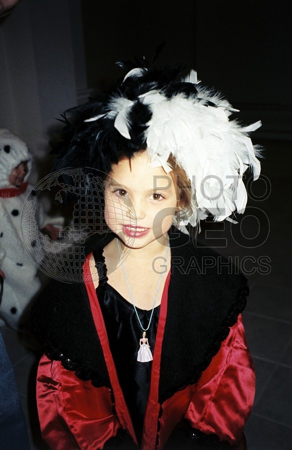 5183 Girl in Cruella Costume