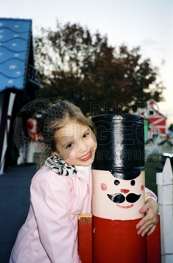 5193 Girl with Toy Soldier
