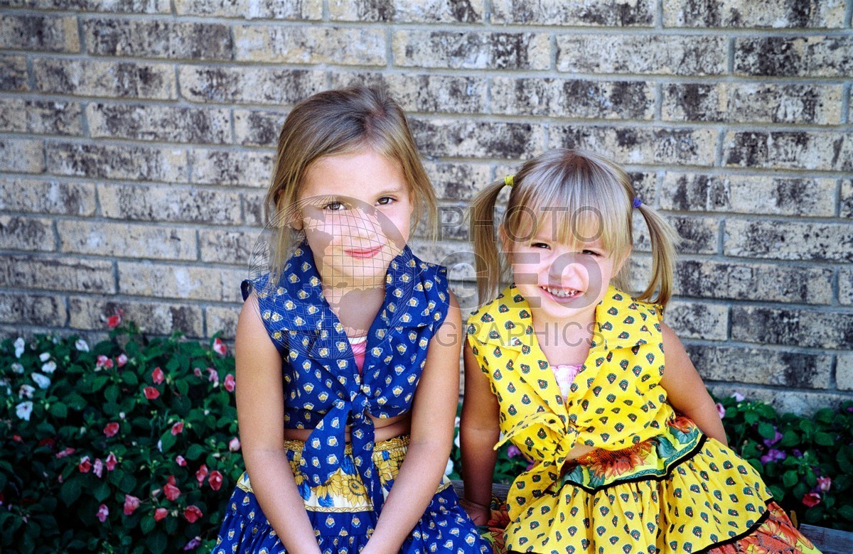 5204 Girls in Yellow & Blue Dresses
