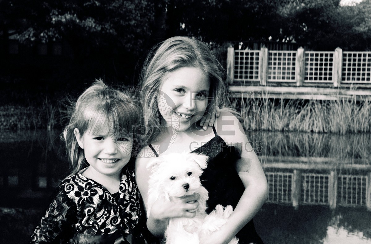 5219 Girls with White Puppy