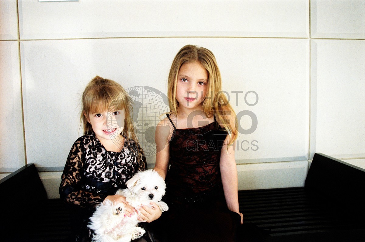 5222 Girls with White Puppy