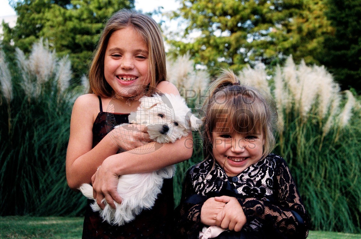 5223 Girls with White Puppy