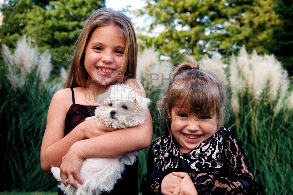 5224 Girls with White Puppy
