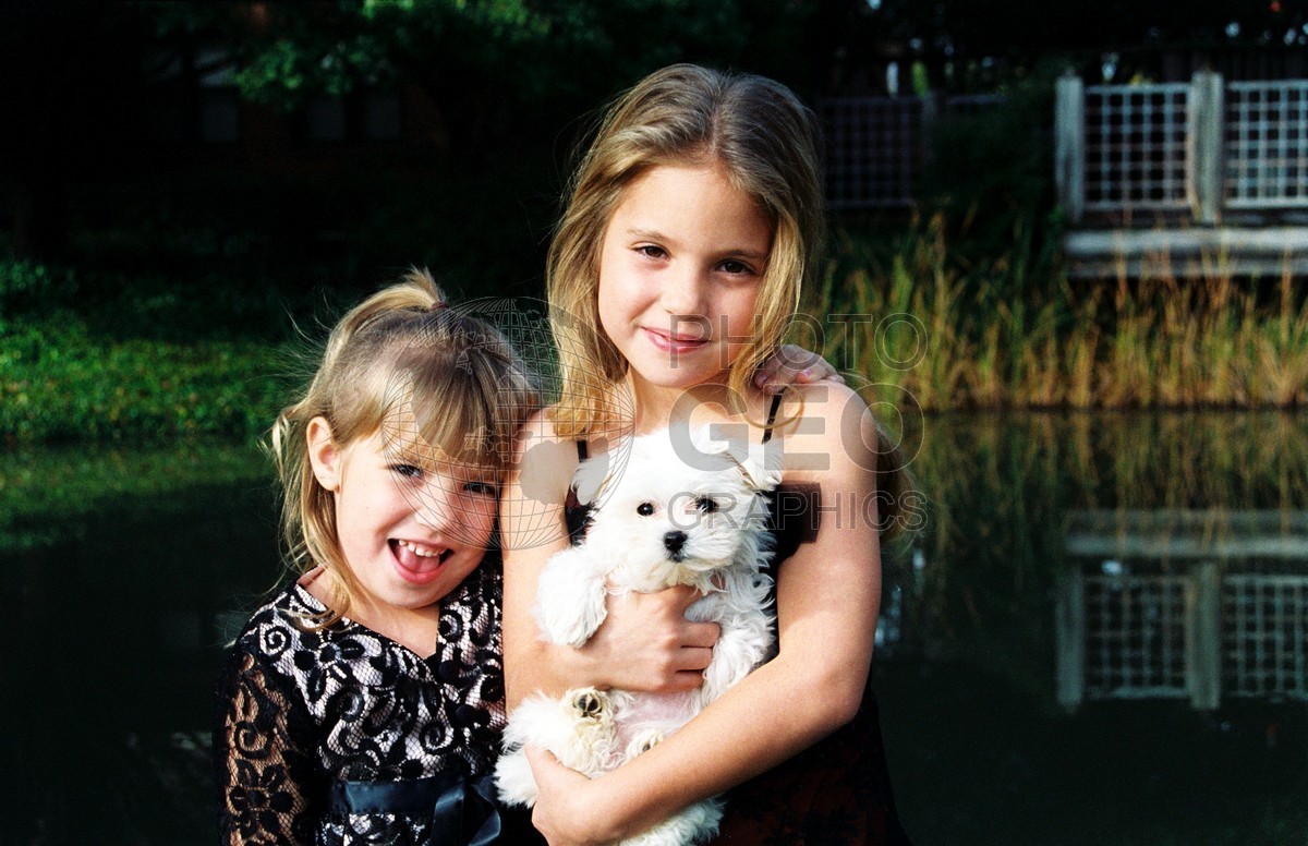 5225 Girls with White Puppy