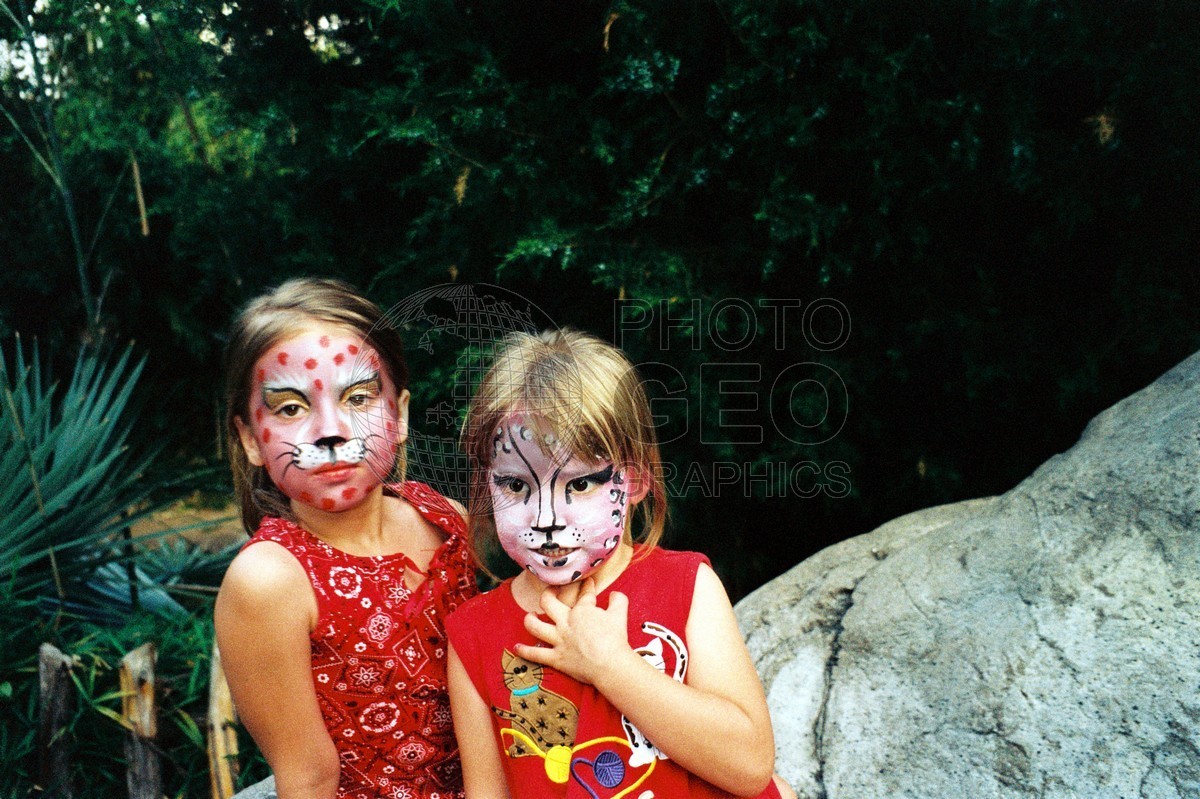 5238 Girls with Painted Face