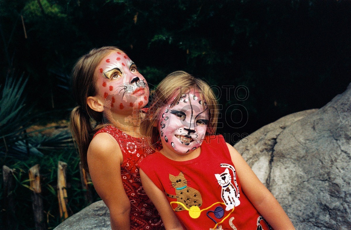 5239 Girls with Painted Face