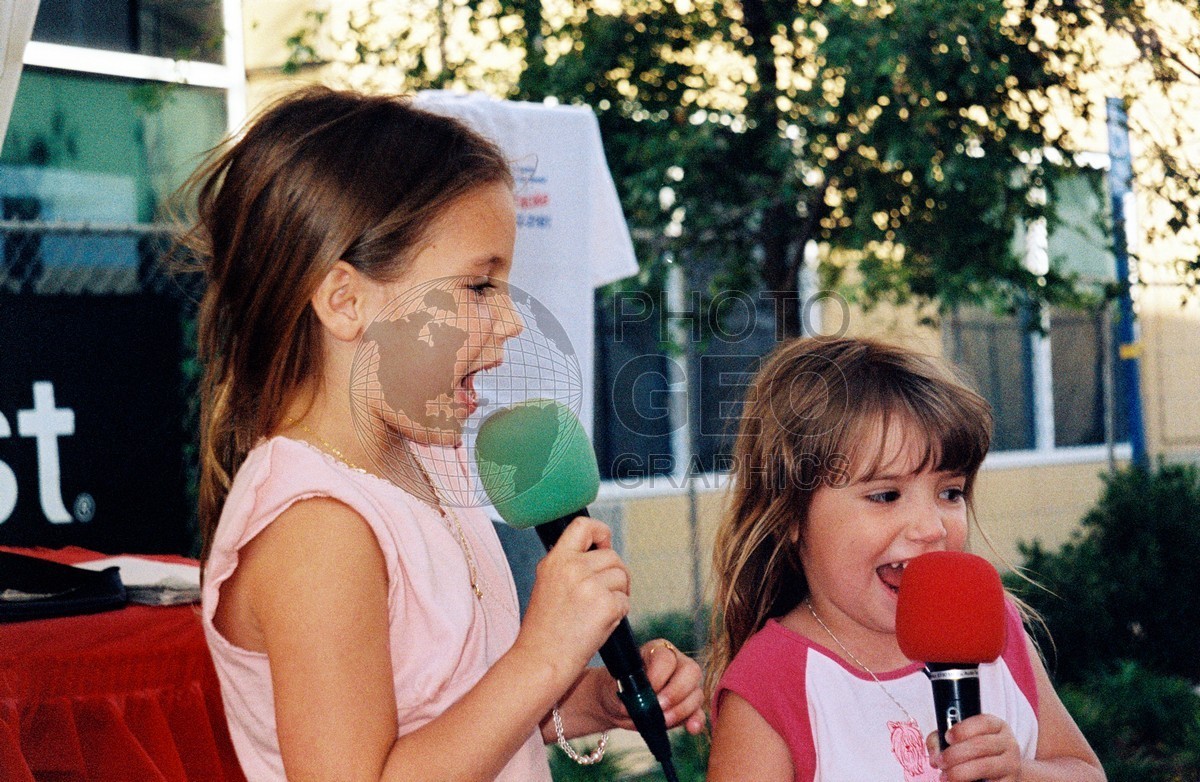 5247 Girls Singing Karaoke