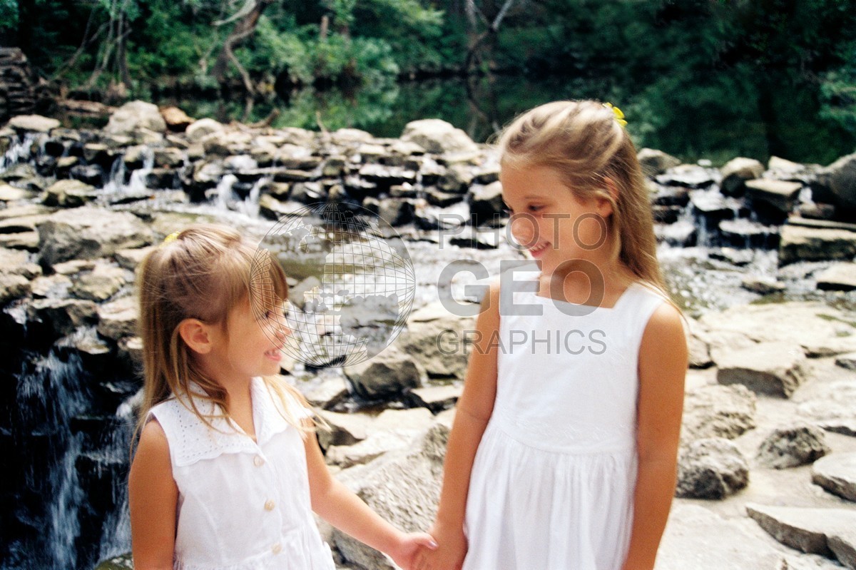 5276 Girls in White Dresses