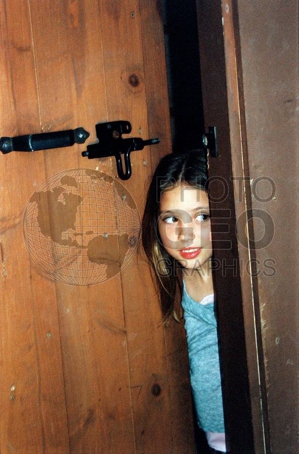 5281 Girl Looking our Door