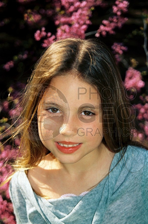 5284 Girl with Spring Flowers