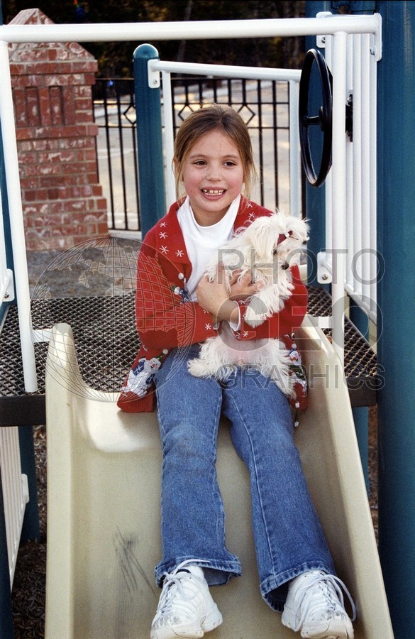 5287 Girls With White Puppy