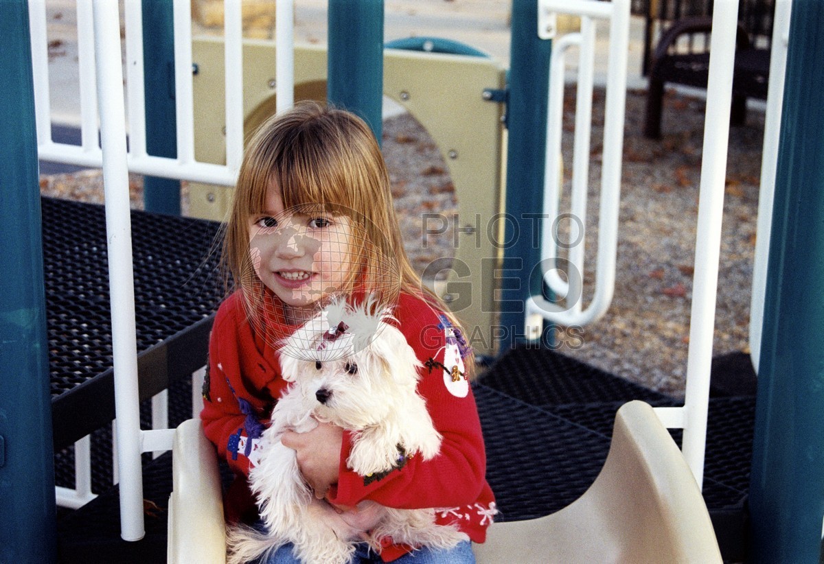 5289 Girls With White Puppy