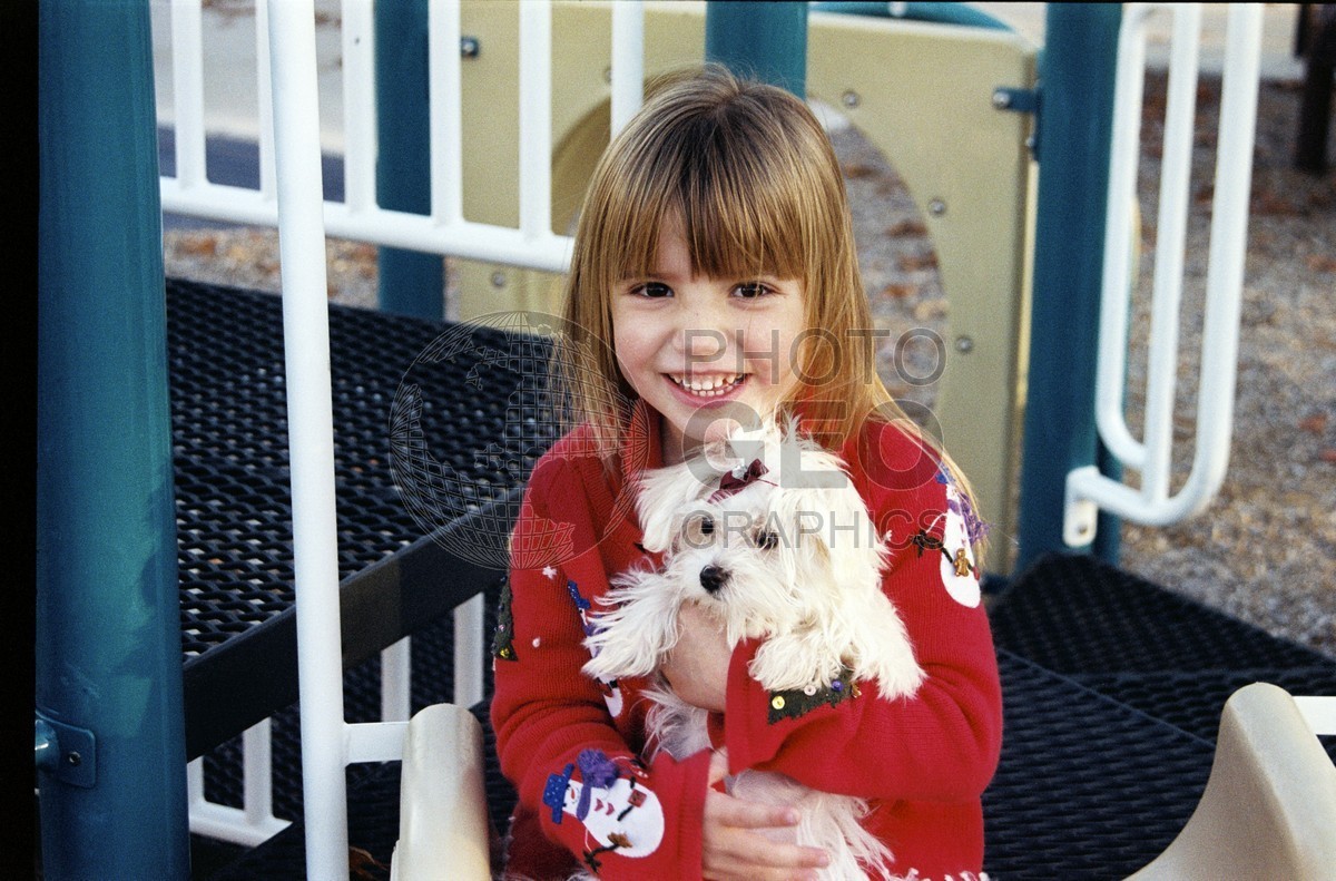5290 Girls With White Puppy