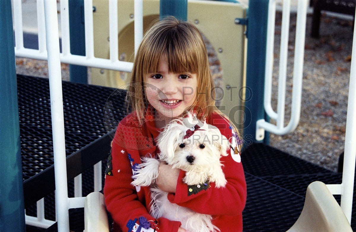 5291 Girls With White Puppy