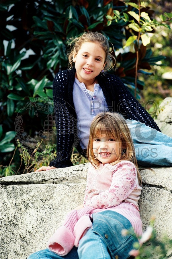 5323 Smiling Young Girls